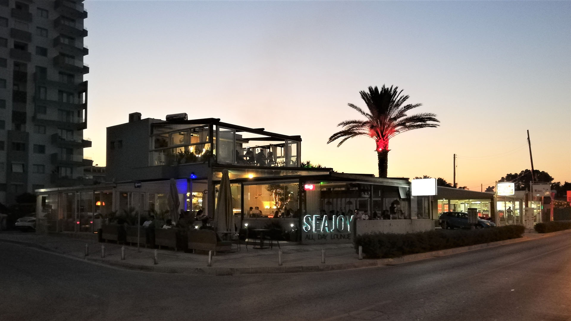 SeaJoy ресторан в Ларнаке на первой линии.Отличное место для встречи фридайверов.